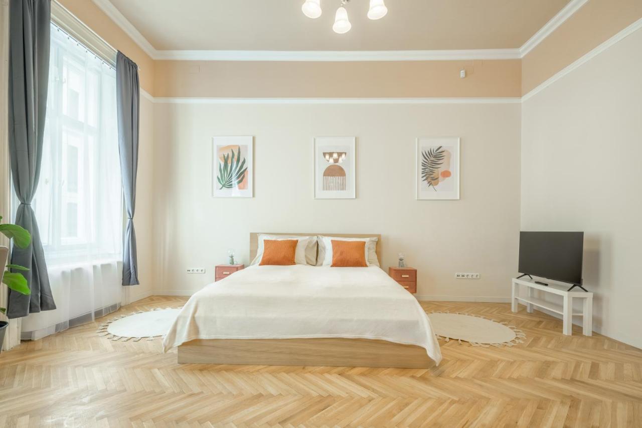 Best Seasons Andrassy Будапеща Екстериор снимка